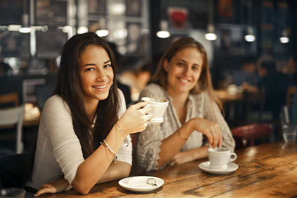 Frauen mit Alpenkaffee